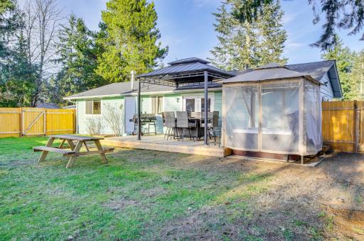 Charming Arlington Home with Hot Tub and Fenced Yard! - Housity