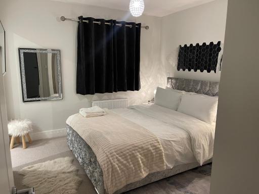 En-suite bedroom in a family home near Gatwick airport and Horley station - Housity