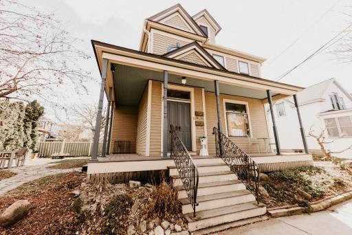 Retro Gem Box Victorian Steps from Irvine Park - Housity