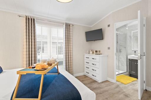 Arranview Lochside Pods & Lodges all with private Hot-tubs - Housity