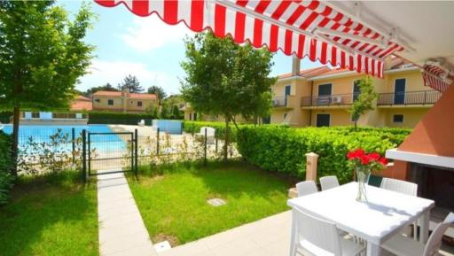 Terraced house with swimming pool - Housity