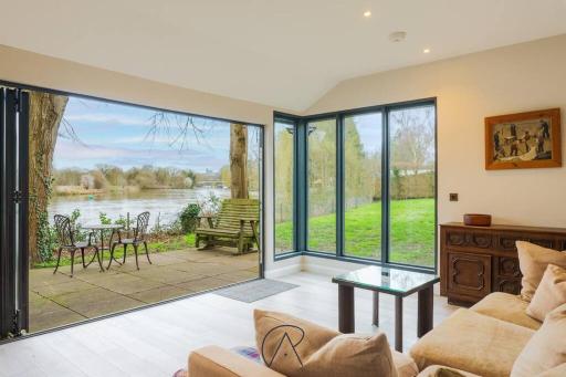 River's Edge Retreat:A Cosy 1-Bed Cabin in Windsor - Housity