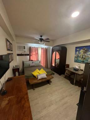 Vinatge Modern Studio Condo Unit w/ Balcony - Housity