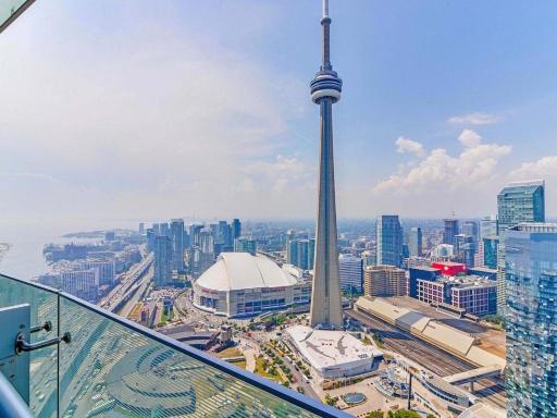 Presidential 2+1BR Condo, Entertainment District (Downtown) w/ CN Tower View, Balcony, Pool & Hot Tub - Housity
