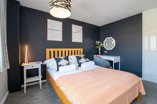 Gatwick Place - 4 bed 2 bath self contained house with private garden - Housity