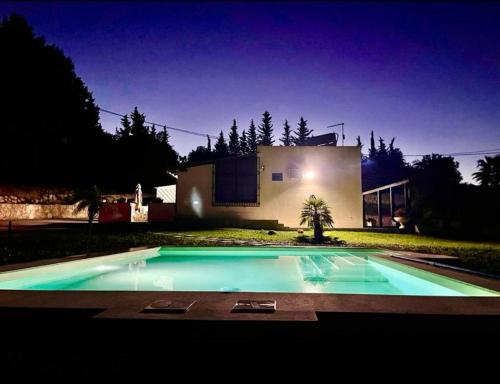 Strelitzia's house with heated pool from December 2024, private garden and private parking & wi-fi - Housity