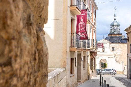Hostal SIN RECEP24H Puerta de la Villa - Pet friendly & Restaurante - Housity