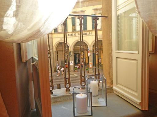 The house with steam room, jacuzzi and theater view - Housity