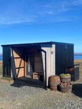 Unique luxurious cabin on sea view working croft - Housity