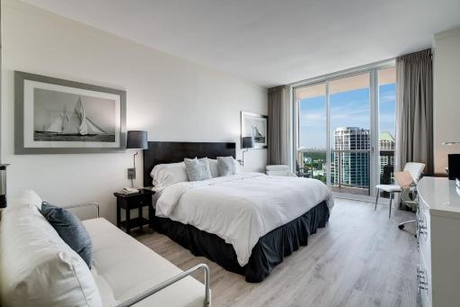 City View Balcony steps from Restaurants, Peacock Park & Marina - Housity