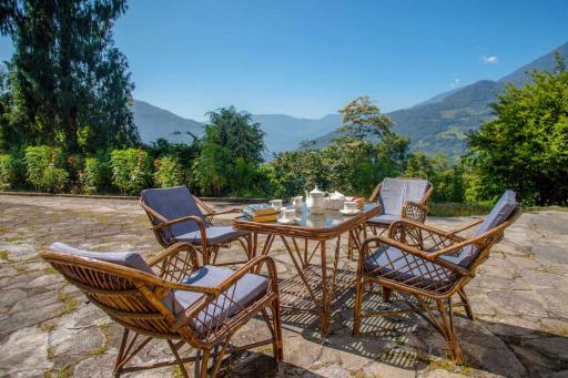La Ipsing Farm by StayVista, A heritage property in orchards with Mountain views, featuring Outdoor games and A cozy balcony for a memorable stay - Housity