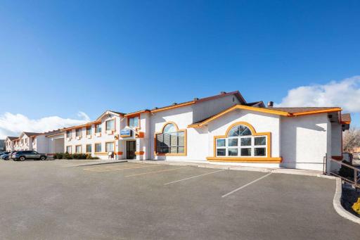 Howard Johnson by Wyndham Williams - Housity