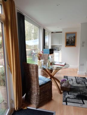 Relaxing secluded lodge couples getaway with hot tub - Housity