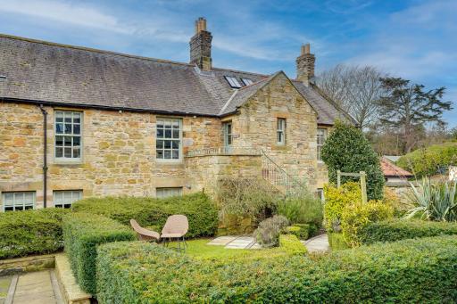 Pope Lodge: Stunning Stone Coach House Conversion - Housity
