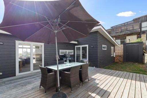 Modern Kiwi Bach - Waihi Beach Holiday Home - Housity