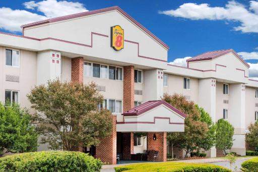 Super 8 by Wyndham State College - Housity
