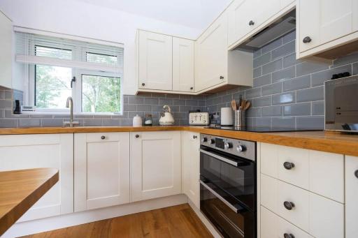 Countryside Cottage with Stunning Views - Housity