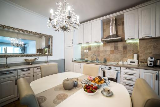 Apartment Antique Theatre - Housity