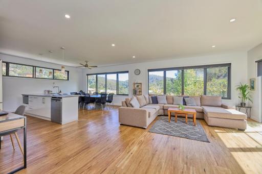 The Gorge Townhouse, stunning home & location! - Housity