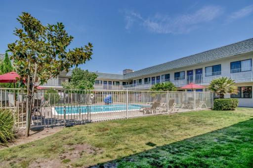 Park Inn by Radisson, Tracy - Housity