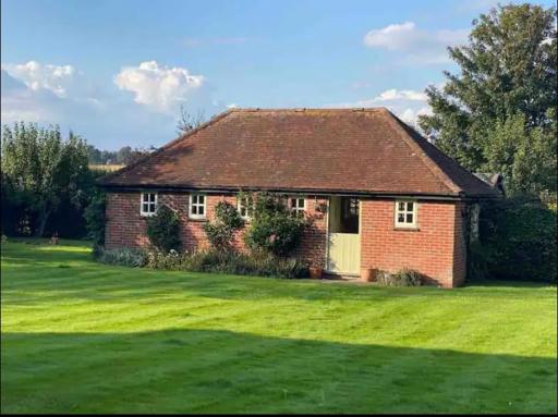 A charming cottage in a beautiful setting. - Housity
