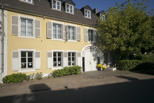 Hotel Altes Pfarrhaus Beaumarais - Housity