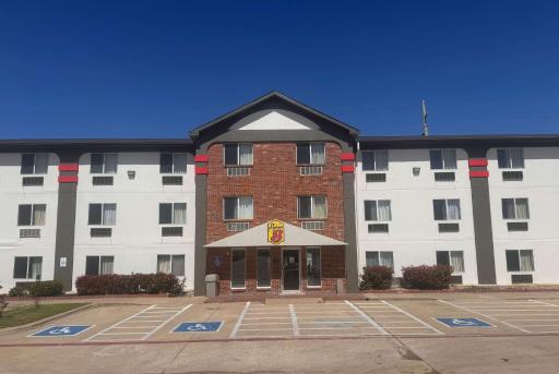 Super 8 by Wyndham College Station - Housity