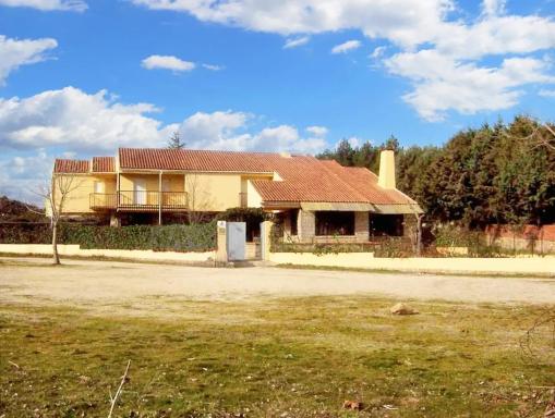 Spacious house in Navaluenga with lake view - Housity