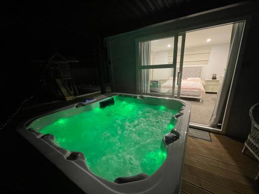 Private Ensuite with Spa in Upper Hutt - Housity