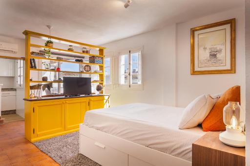 Duquesa port studio apartment - bright sunlit terrace - Hizvo