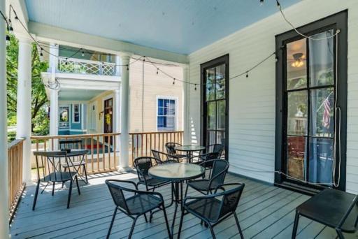 Dauphin District Darling #3-Downtown, Restaurants - Housity