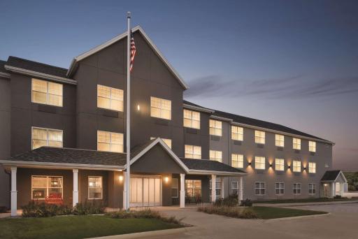 Country Inn & Suites by Radisson, Cedar Falls, IA - Housity