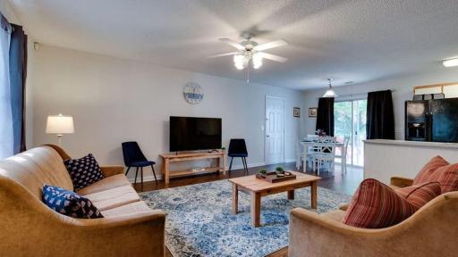 Coastal Haven- 10 mins to Gardens, 20 mins to Downtown! - Housity
