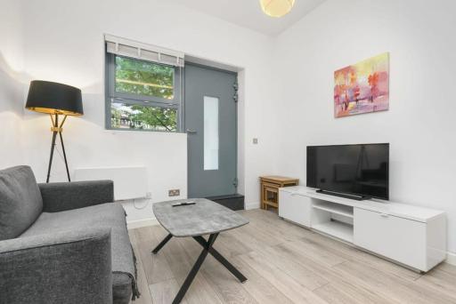 Modern 1 Bedroom Apartment in Central Woking - Housity