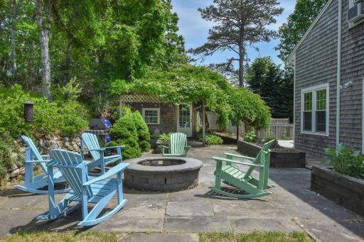 Spacious w Large Outdoor Area Fire Pit - Housity