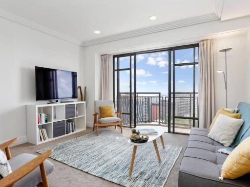 Bright One Bedroom Beauty with Balcony and Unbeatable Views - Housity