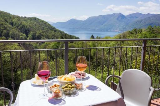 Italian Lakes villa with lake views - Housity