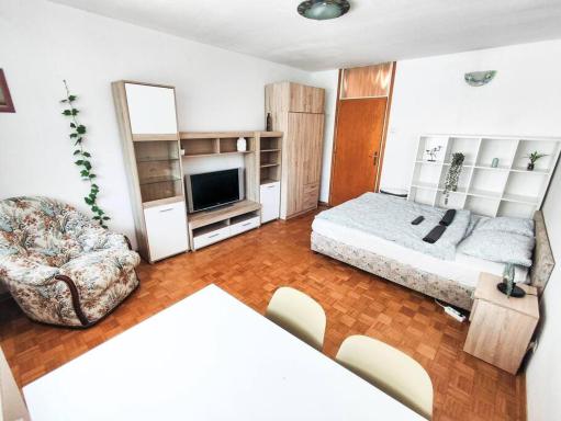 Quiet Apartment Near City Center - Housity