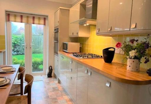 The Garden Apartment - Beautiful spacious garden apartment with two bedrooms and two parking spaces - Housity