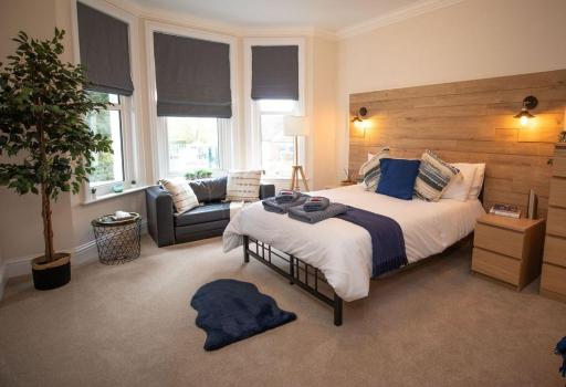 Treetop View Cosy Getaway in Eastbourne, Free Parking, Short and Long stays, - Housity