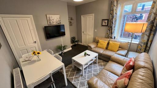 12 Minutes to Centre-Near A1-Parking - Housity