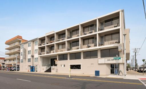 Oceanic Hotel & Barefoot Tiki Bar - Housity