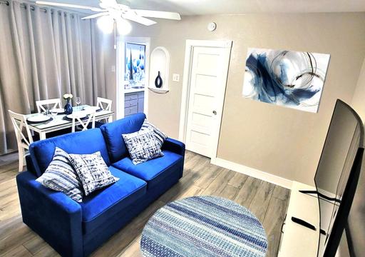 Beautiful Guesthouse, Sleeps 4 - Kitchen, Private Laundry, AC, Parking, 65' TV, Close to Stores, Restaurants & Beach - Housity