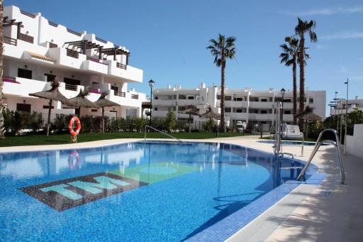 Casa Serena elegante apartamento con balcón y piscina comunitaria - Housity