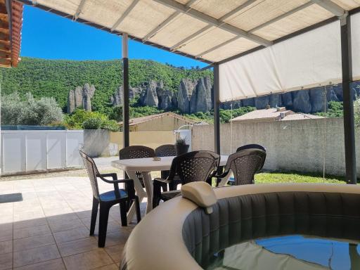 Maison avec jacuzzi et vue sur les penitents - Housity
