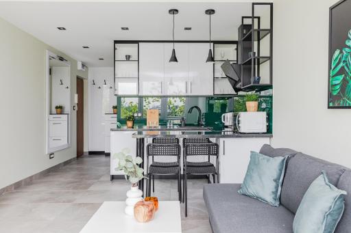 SuperApart Saska 48a, Sleek 6th-Floor Studio with Balcony & Elevator Access - Housity