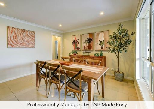 Brookfield - Large Entertaining Home, Sleeps 10 - Housity