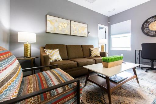 Professionals-Restaurants-Fast-WiFi-A C-W D-Pets - Housity