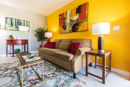 Walk2Restaurants-FreePar - CalKing - Desk-Wifi-A C - Housity