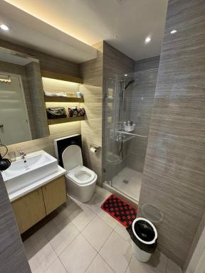 Nice one BR condo free pool in Commonwealth QC - Housity